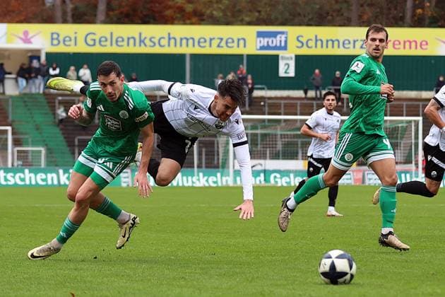 15.11.2025, xrekx, Fussball Regionalliga Suedwest, FC Homburg - SV Sandhausen v.l. Phillipp Steinhart (FC 08 Homburg) David Mamutovic (SV Sandhausen) Zweikampf, Aktion, action, battle for the ball (DFL DFB REGULATIONS PROHIBIT ANY USE OF PHOTOGRAPHS as IMAGE SEQUENCES and or QUASI-VIDEO) Homburg