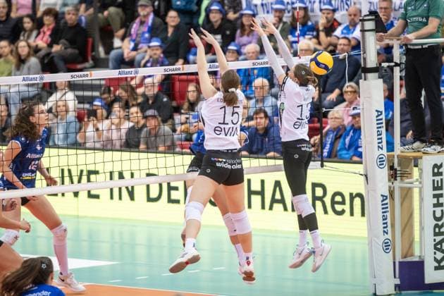 Lizzy Irine Lobzhanidze (Binder Blaubaeren TSV Flacht, 15) und Roxana Vogel (Binder Blaubaeren TSV Flacht, 13) versuchen Angriff von verdeckt Antonia Stautz (Allianz MTV Stuttgart, 06) zu blocken GER, Allianz MTV Stuttgart vs. Binder Blaubaeren Flacht, Volleyball Bundesliga, VBL, Spielzeit 2025 2026, 15.11.2025 GER, Allianz MTV Stuttgart vs. Binder Blaubaeren Flacht, Volleyball Bundesliga, VBL, Spielzeit 2025 2026, 15.11.2025 Stuttgart Copyright: xSandyxDinkelackerx EP_SDR