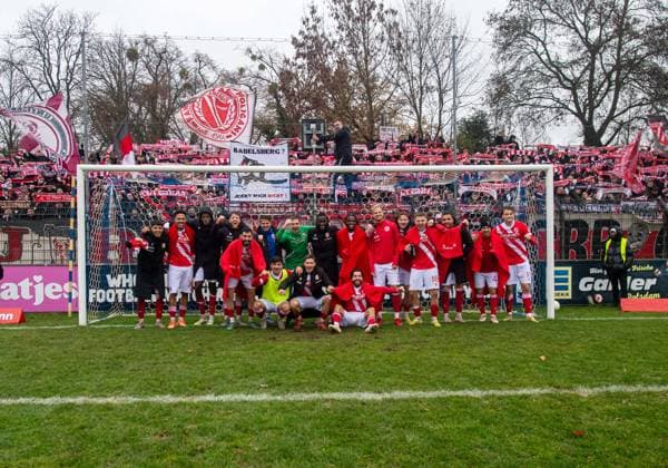 Fussball, Herren, Saison 2025 2026, Landespokal Brandenburg (Viertelfinale), SV Babelsberg 03 - FC Energie Cottbus, Cottbuser Jubel nach Abpfiff, 15.11. 2025, Copyright: xSebastianxRäppold MatthiasxKochx