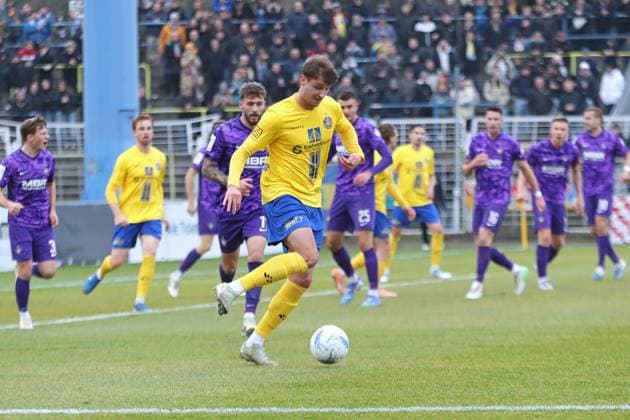 Fußball Sachsenpokal, 1. FC Lok Leipzig - FC Erzgebirge Aue; 15.11.2025 Laurin von Piechowski (28, Lok Leipzig). Fußball, Wernesgrüner Sachsenpokal 2025 2026, Achtelfinale: 1. FC Lok Leipzig vs. FC Erzgebirge Aue am 15.11.2025 im Bruno-Plache-Stadion, Leipzig. Copyright: xBEAUTIFULxSPORTS JanxKaeferx