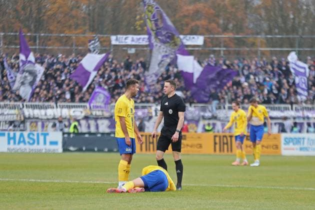 Fußball Sachsenpokal, 1. FC Lok Leipzig - FC Erzgebirge Aue; 15.11.2025 Farid Abderrahmane (8, Lok Leipzig) im Dialog mit Schiedsrichter Michael Näther. Fußball, Wernesgrüner Sachsenpokal 2025 2026, Achtelfinale: 1. FC Lok Leipzig vs. FC Erzgebirge Aue am 15.11.2025 im Bruno-Plache-Stadion, Leipzig. Copyright: xBEAUTIFULxSPORTS JanxKaeferx