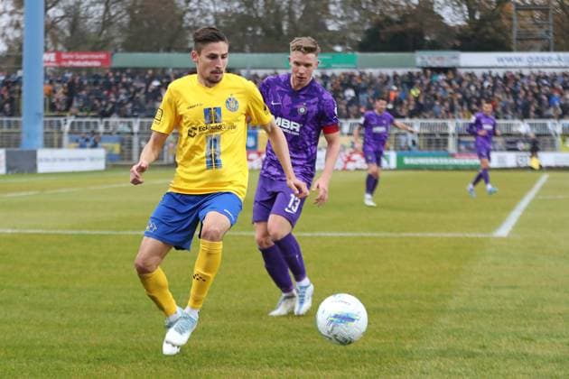 Fußball Sachsenpokal, 1. FC Lok Leipzig - FC Erzgebirge Aue; 15.11.2025 Alexander Siebeck (14, Lok Leipzig) vor Erik Majetschak (13, Erzgebirge Aue). Fußball, Wernesgrüner Sachsenpokal 2025 2026, Achtelfinale: 1. FC Lok Leipzig vs. FC Erzgebirge Aue am 15.11.2025 im Bruno-Plache-Stadion, Leipzig. Copyright: xBEAUTIFULxSPORTS JanxKaeferx