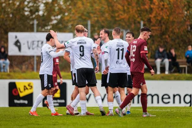 Die Mannschaft von SC Verl jubelt nach Tor zum 1:3 durch Alessio Besio (SC Verl, 23) GER, 1. FC Gievenbeck vs. SC Verl, Fussball, Westfalenpokal, Viertelfinale, Spielzeit 2025 2026, 15.11.2025 DFL Regulations prohibit any use of photographers as image sequences and or quasi-video. GER, 1. FC Gievenbeck vs. SC Verl, Fussball, Westfalenpokal, Viertelfinale, Spielzeit 2025 2026, 15.11.2025 M?nster Copyright: xEibner-Pressefoto JanxRollingerx EP_JSK
