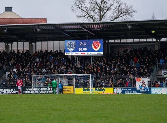 Fussball, Herren, Saison 2025 2026, Landespokal Brandenburg (Viertelfinale), SV Babelsberg 03 - FC Energie Cottbus, Anzeigetafel mit 2:4-Endstand, 15.11. 2025, Copyright: xSebastianxRäppold MatthiasxKochx
