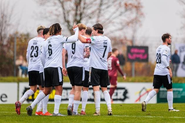 Die Mannschaft von SC Verl jubelt nach Tor zum 1:4 durch Alessio Besio (SC Verl, 23) GER, 1. FC Gievenbeck vs. SC Verl, Fussball, Westfalenpokal, Viertelfinale, Spielzeit 2025 2026, 15.11.2025 DFL Regulations prohibit any use of photographers as image sequences and or quasi-video. GER, 1. FC Gievenbeck vs. SC Verl, Fussball, Westfalenpokal, Viertelfinale, Spielzeit 2025 2026, 15.11.2025 M?nster Copyright: xEibner-Pressefoto JanxRollingerx EP_JSK