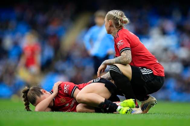 Manchester City Women v Manchester United, ManU Women Women s Super League 15 11 2025. Ella Toone (7) of Manchester United lies down with a knee injury during the Women s Super League match between Manchester City Women and Manchester United Women at the Etihad Stadium, Manchester, England on 15 November 2025. Manchester Etihad Stadium Manchester England Editorial use only DataCo restrictions apply See www.football-dataco.com , Copyright: xConorxMolloyx PSI-23220-0053