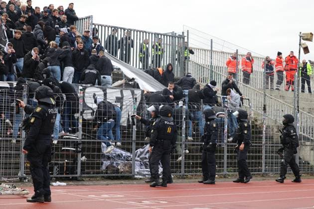 15.11.2025, Fussball, Herren, Regionalliga Südwest, Saison 2025 2026, FC 08 Homburg - SV Sandhausen, Die Polizei setzt Pfefferspray gegen die randalierenden Fans des SV Sandhausen ein Homburg Waldstadion Saarland Deutschland (DEU) Copyright: xSebastianxBachx