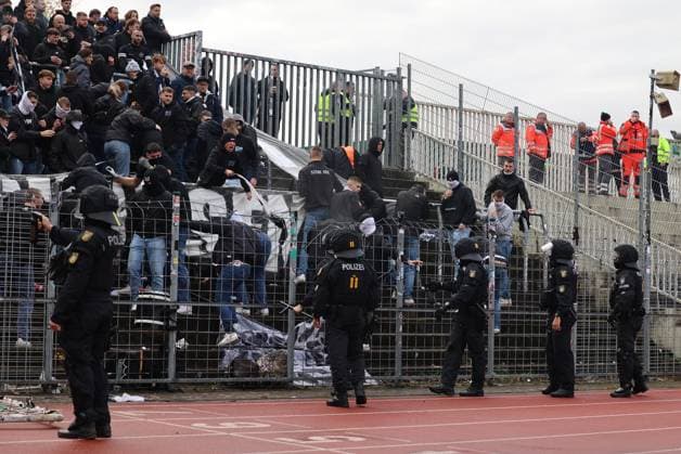 15.11.2025, Fussball, Herren, Regionalliga Südwest, Saison 2025 2026, FC 08 Homburg - SV Sandhausen, Die Polizei setzt Pfefferspray gegen die randalierenden Fans des SV Sandhausen ein Homburg Waldstadion Saarland Deutschland (DEU) Copyright: xSebastianxBachx