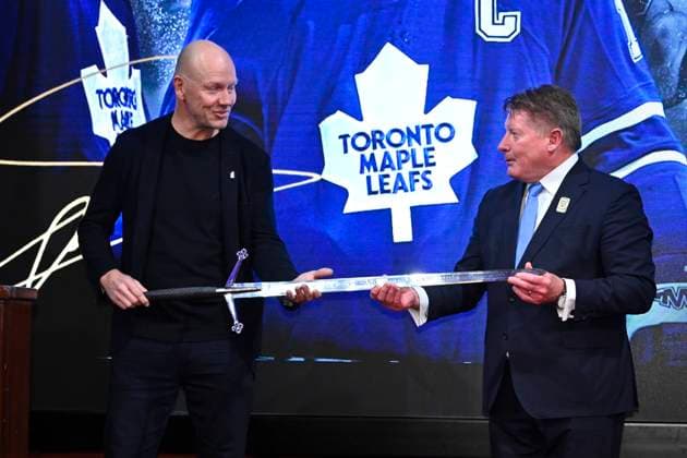 STOCKHOLM, SVERIGE 20251115 Mats Sundin tilldelas Börje Salming Courage Award och far ett svärd av den före detta kanadensisk ishockeymalvakten Glenn Healy. Priset delas ut officiellt i samband med NHL, Eishockey Herren, USA Global Series, vid en gala i spegelsalen pa Grand Hotel i Stockholm under lördagen. STOCKHOLM SVERIGE x10090x