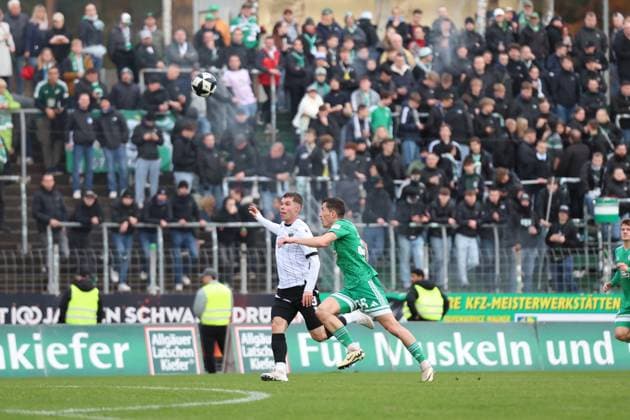 15.11.2025, xrekx, Fussball Regionalliga Suedwest, FC Homburg - SV Sandhausen v.l. Maximilian Wagner (SV Sandhausen) Phillipp Steinhart (FC 08 Homburg) (DFL DFB REGULATIONS PROHIBIT ANY USE OF PHOTOGRAPHS as IMAGE SEQUENCES and or QUASI-VIDEO) Homburg