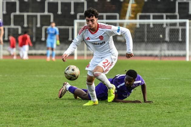 Regionalliga Bayern: Schwaben Augsburg vs 1. FC Nürnberg II, 15.11.2025 Nizar Ülstel (1. FC Nürnberg II, 21); Marc Sofdl (TSV Schwaben Augsburg, 27) am Boden , Augsburg, 14.11.2025 - 18. Spieltag der Regionalliga Bayern, Schwaben Augsburg vs 1. FC Nürnberg II, Augsburg Rosenaustadion Copyright: xBEAUTIFULxSPORTS Märklx