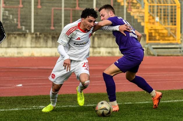 Regionalliga Bayern: Schwaben Augsburg vs 1. FC Nürnberg II, 15.11.2025 Nizar Ülstel (1. FC Nürnberg II, 21) gegen Lukas Ramser (TSV Schwaben Augsburg, 10), Augsburg, 14.11.2025 - 18. Spieltag der Regionalliga Bayern, Schwaben Augsburg vs 1. FC Nürnberg II, Augsburg Rosenaustadion Copyright: xBEAUTIFULxSPORTS Märklx