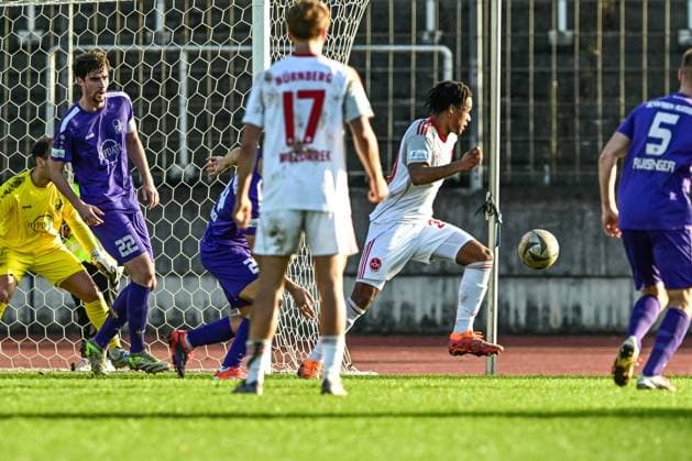 Regionalliga Bayern: Schwaben Augsburg vs 1. FC Nürnberg II, 15.11.2025 Eliyah Rau (1. FC Nürnberg II, 20) , Augsburg, 14.11.2025 - 18. Spieltag der Regionalliga Bayern, Schwaben Augsburg vs 1. FC Nürnberg II, Augsburg Rosenaustadion Copyright: xBEAUTIFULxSPORTS Märklx