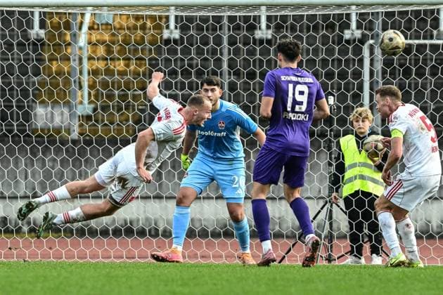Regionalliga Bayern: Schwaben Augsburg vs 1. FC Nürnberg II, 15.11.2025 Leo Eberle (1. FC Nürnberg II, 13) klärt mit Kopfball , Augsburg, 14.11.2025 - 18. Spieltag der Regionalliga Bayern, Schwaben Augsburg vs 1. FC Nürnberg II, Augsburg Rosenaustadion Copyright: xBEAUTIFULxSPORTS Märklx