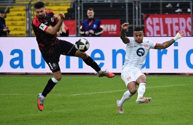 15.11.2025 xkhx Kassel Regionalliga Südwest Saison 2025 2026 KSV Hessen Kassel - Kickers Offenbach (OFC) Adrian Bravo Sanchez (17, Hessen Kassel) gegen JAYSON BREITENBACH (27, OFC)