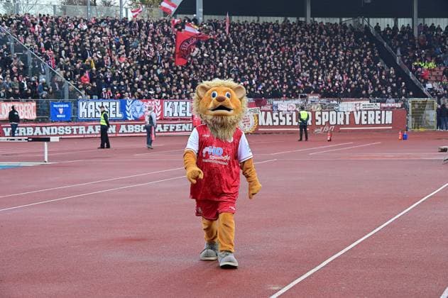 15.11.2025 xkhx Kassel Regionalliga Südwest Saison 2025 2026 KSV Hessen Kassel - Kickers Offenbach (OFC) Löwe Totti Maskottchen KSV Hessen Kassel
