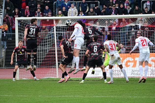 15.11.2025 xkhx Kassel Regionalliga Südwest Saison 2025 2026 KSV Hessen Kassel - Kickers Offenbach (OFC) Kilian Skolik (23,OFC) vor dem Tor von Torwart Jonas-Janko Weyand (1, Hessen Kassel)
