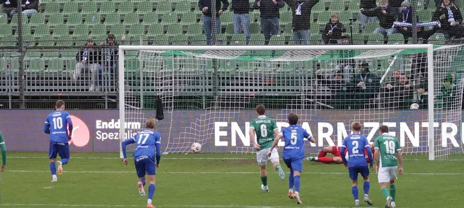 Julian Ulbricht (SV Meppen) verwandelt den Elfmeter zum 1-4 gegen Phillip Diestel (VfB Luebeck) Fussball, Herren, Saison 2025 2026, RL-Nord, VfB Luebeck gegen SV Meppen DFL REGULATIONS PROHIBIT ANY USE OF PHOTOGRAPHS AS IMAGE SEQUENCES AND OR QUASI-VIDEO.