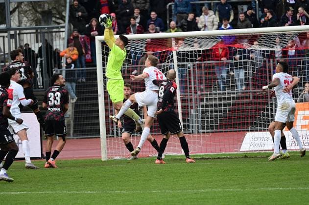 15.11.2025 xkhx Kassel Regionalliga Südwest Saison 2025 2026 KSV Hessen Kassel - Kickers Offenbach (OFC) Kilian Skolik (23,OFC) keine Chance gegen Torwart Jonas-Janko Weyand (1, Hessen Kassel)