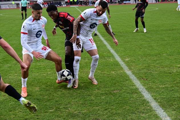 15.11.2025 xkhx Kassel Regionalliga Südwest Saison 2025 2026 KSV Hessen Kassel - Kickers Offenbach (OFC) Phinees Bonianga (11, Hessen Kassel) gegen Kilian Skolik (23,OFC) und Keanu Staude (11, OFC)