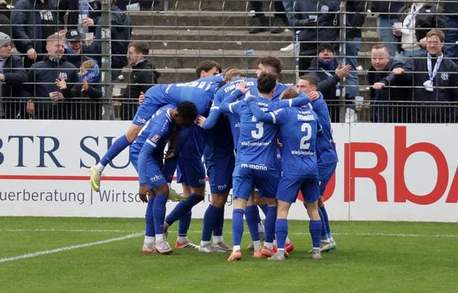 Torjubel 1-5 durch Oliver Schmitt (SV Meppen) Fussball, Herren, Saison 2025 2026, RL-Nord, VfB Luebeck gegen SV Meppen DFL REGULATIONS PROHIBIT ANY USE OF PHOTOGRAPHS AS IMAGE SEQUENCES AND OR QUASI-VIDEO.