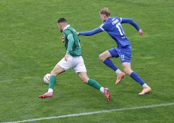 Mika Stuhlmacher (SV Meppen) foult Antonio Verinac (VfB Luebeck), Schiedsrichter Florian Poetter gibt Elfmeter fuer Luebeck Fussball, Herren, Saison 2025 2026, RL-Nord, VfB Luebeck gegen SV Meppen DFL REGULATIONS PROHIBIT ANY USE OF PHOTOGRAPHS AS IMAGE SEQUENCES AND OR QUASI-VIDEO.