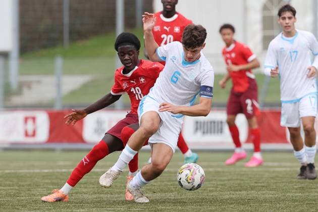 U19 Schweiz - San Marino Miguel Mardochee gegen Diego Marani 15.11.2025 Stadion Esp Baden AG, SCHWEIZ, Saison 2025 2026 Herren Fussball UEFA U19 EM Qualifikation Schweiz - San Marino Miguel Mardochee (li,Schweiz) gegen Diego Marani (San Marino)