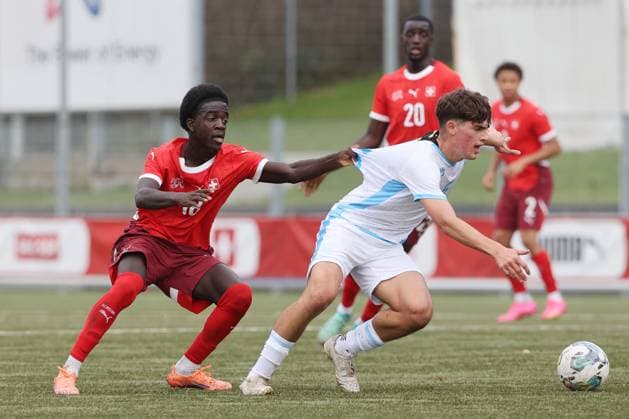 U19 Schweiz - San Marino Miguel Mardochee gegen Diego Marani 15.11.2025 Stadion Esp Baden AG, SCHWEIZ, Saison 2025 2026 Herren Fussball UEFA U19 EM Qualifikation Schweiz - San Marino Miguel Mardochee (li,Schweiz) gegen Diego Marani (San Marino)