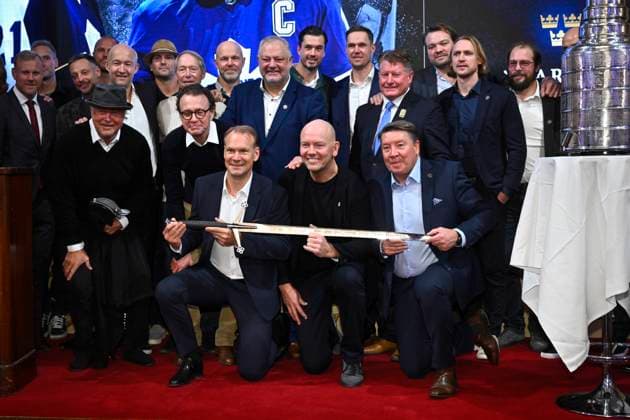 STOCKHOLM, SVERIGE 20251115 Mats Sundin (i mitten) tilldelas Börje Salming Courage Award och far ett svärd. Till vänster om pristagaren sitter Nicklas Lidström och till höger Jari Kurri. Priset delas ut officiellt i samband med NHL, Eishockey Herren, USA Global Series, vid en gala i spegelsalen pa Grand Hotel i Stockholm under lördagen. STOCKHOLM SVERIGE x10090x