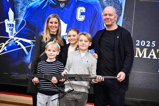 STOCKHOLM, SVERIGE 20251115 Mats Sundin tillsammans med sin fru Josephine och barnen Julian, Bonnie och Nathanael när han tilldelas Börje Salming Courage Award och far ett svärd. ,Priset delas ut officiellt i samband med NHL, Eishockey Herren, USA Global Series, vid en gala i spegelsalen pa Grand Hotel i Stockholm under lördagen. STOCKHOLM SVERIGE x10090x