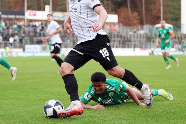 15.11.2025, xrekx, Fussball Regionalliga Suedwest, FC Homburg - SV Sandhausen v.l. Berk Inaler (SV Sandhausen) Ken Mata (FC 08 Homburg) Zweikampf, Aktion, action, battle for the ball (DFL DFB REGULATIONS PROHIBIT ANY USE OF PHOTOGRAPHS as IMAGE SEQUENCES and or QUASI-VIDEO) Homburg