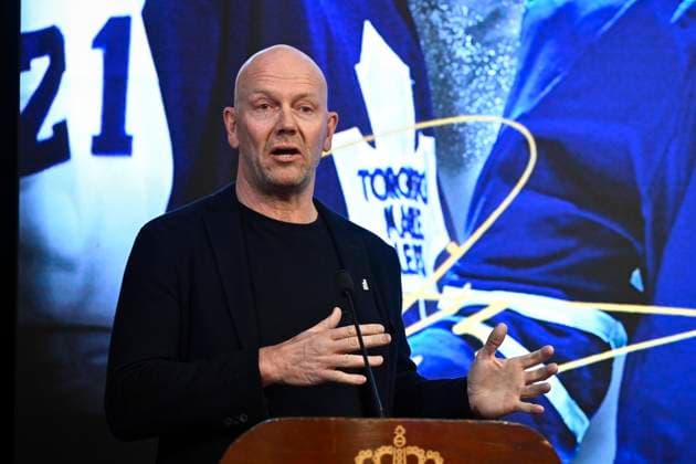 STOCKHOLM, SVERIGE 20251115 Mats Sundin tilldelas Börje Salming Courage Award, som delas ut officiellt i samband med NHL, Eishockey Herren, USA Global Series, vid en gala i spegelsalen pa Grand Hotel i Stockholm under lördagen. STOCKHOLM SVERIGE x10090x