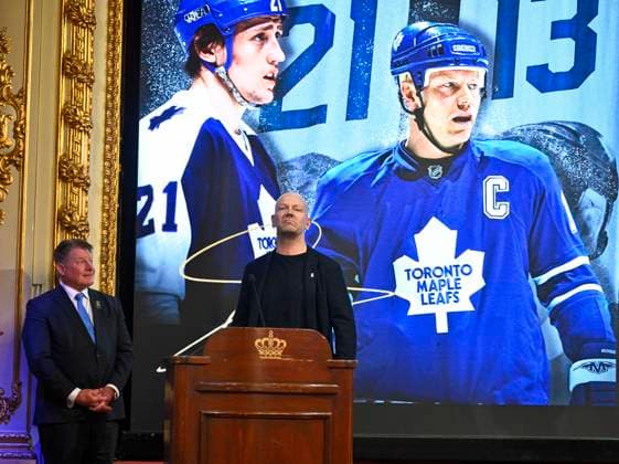STOCKHOLM, SVERIGE 20251115 Mats Sundin (th) tilldelas Börje Salming Courage Award till vänster star Glenn Healy. Priset delas ut officiellt i samband med NHL, Eishockey Herren, USA Global Series, vid en gala i spegelsalen pa Grand Hotel i Stockholm under lördagen. STOCKHOLM SVERIGE x10090x