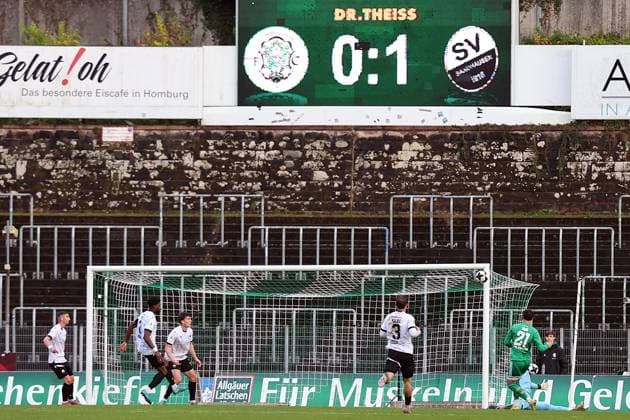 15.11.2025, xrekx, Fussball Regionalliga Suedwest, FC Homburg - SV Sandhausen v.l. Torchance Nicolas Jörg Joerg (FC 08 Homburg) unter die Latte (DFL DFB REGULATIONS PROHIBIT ANY USE OF PHOTOGRAPHS as IMAGE SEQUENCES and or QUASI-VIDEO) Homburg