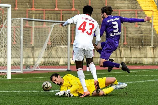 Regionalliga Bayern: Schwaben Augsburg vs 1. FC Nürnberg II, 15.11.2025 David Okpodu (1. FC Nürnberg II, 43) überwindet Iason Drobny (TSV Schwaben Augsburg, 1) und Nicola Della Schiava (TSV Schwaben Augsburg, 3) , Augsburg, 14.11.2025 - 18. Spieltag der Regionalliga Bayern, Schwaben Augsburg vs 1. FC Nürnberg II, Augsburg Rosenaustadion Copyright: xBEAUTIFULxSPORTS Märklx