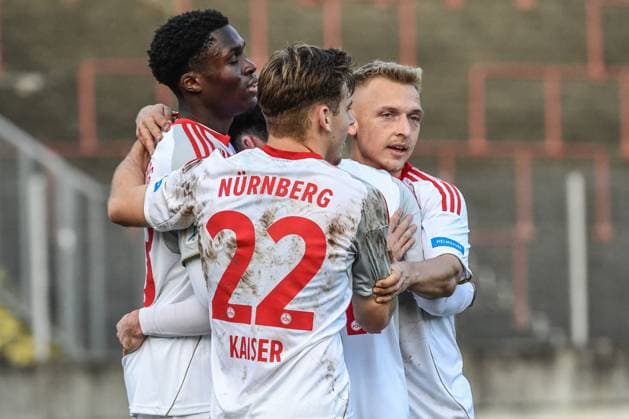 Regionalliga Bayern: Schwaben Augsburg vs 1. FC Nürnberg II, 15.11.2025 Jubel bei Nürnberg; Torschütze David Okpodu (1. FC Nürnberg II, 43) , Augsburg, 14.11.2025 - 18. Spieltag der Regionalliga Bayern, Schwaben Augsburg vs 1. FC Nürnberg II, Augsburg Rosenaustadion Copyright: xBEAUTIFULxSPORTS Märklx