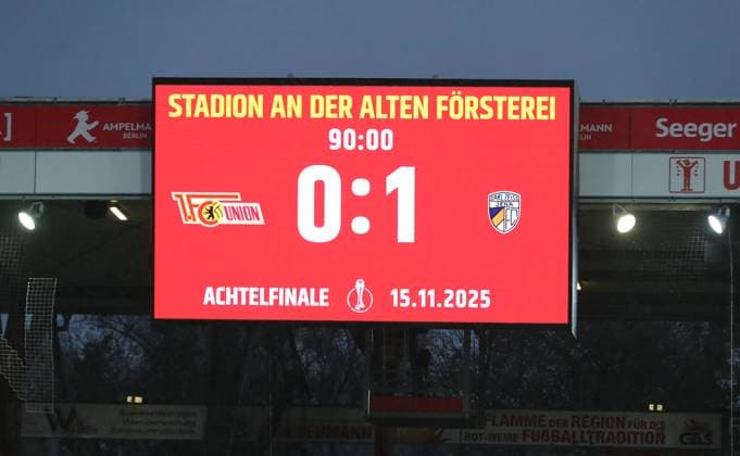 Anzeigetafel mit Endergebnis 0:1 Fußball Fussball DFB Pokal Damen Frauen Achtelfinale Saison 2025 2026 15.11.2025 1.FC Union Berlin vs. FC Carl Zeiss Jena DFL regulations prohibit any use of photographs as image sequences and or quasi-video
