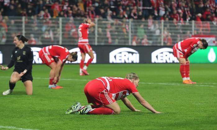 vorn Samantha Steuerwald, Unionerinnen enttäuscht nach Spielende Enttäuschung Fußball Fussball DFB Pokal Damen Frauen Achtelfinale Saison 2025 2026 15.11.2025 1.FC Union Berlin vs. FC Carl Zeiss Jena DFL regulations prohibit any use of photographs as image sequences and or quasi-video