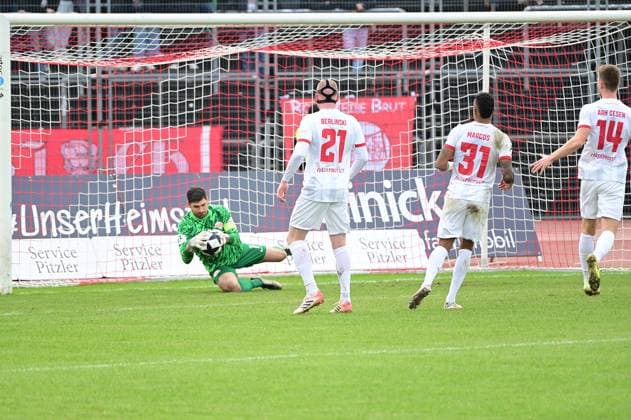 15.11.2025 xkhx Kassel Regionalliga Südwest Saison 2025 2026 KSV Hessen Kassel - Kickers Offenbach (OFC) Torwart Johannes Brinkies (1, OFC) hält
