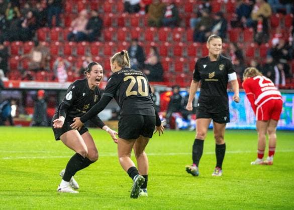 Fußball, Frauen, Saison 2025 2026, DFB-Pokal (Achtelfinale), 1. FC Union Berlin - FC Carl Zeiss Jena, v. l. Elena Mühlemann, Steffi Schmid (FC Carl Zeiss Jena), Toma Ihlenburg (FC Carl Zeiss Jena), Jubel nach dem Abpfiff, 15.11. 2025, Copyright: xMatthiasxKochx