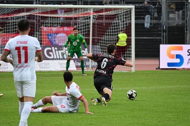15.11.2025 xkhx Kassel Regionalliga Südwest Saison 2025 2026 KSV Hessen Kassel - Kickers Offenbach (OFC) Aaron Liesche Prieto (6, Hessen Kassel) strauchelt auf dem Weg zum OFC-Tor