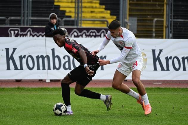 15.11.2025 xkhx Kassel Regionalliga Südwest Saison 2025 2026 KSV Hessen Kassel - Kickers Offenbach (OFC) Phinees Bonianga (11, Hessen Kassel) gegen Ouassim Karada (24, OFC)