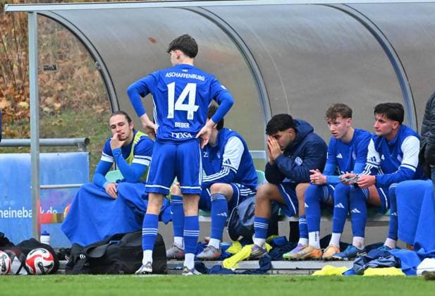 15.11.2025 - Fussball - Saison 2025 2026 - Regionalliga Bayern - 18. Spieltag: SpVgg Greuther Fürth Fuerth II U23 ( Kleeblatt ) - SV Viktoria Aschaffenburg SVA - Mezi - xmexzix - Nico Bieber (14, SV Viktoria Aschaffenburg ) enttäuscht Enttäuschung nach Spielende