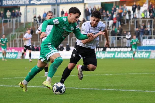 15.11.2025, Fussball, Herren, Regionalliga Südwest, Saison 2025 2026, FC 08 Homburg - SV Sandhausen, Nicolas Jörg (FC 08 Homburg), Berk Inaler (SV Sandhausen) Homburg Waldstadion Saarland Deutschland (DEU) Copyright: xSebastianxBachx