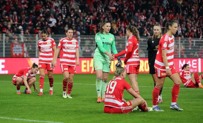 vorn Samantha Steuerwald, Unionerinnen enttäuscht nach Spielende Enttäuschung Fußball Fussball DFB Pokal Damen Frauen Achtelfinale Saison 2025 2026 15.11.2025 1.FC Union Berlin vs. FC Carl Zeiss Jena DFL regulations prohibit any use of photographs as image sequences and or quasi-video