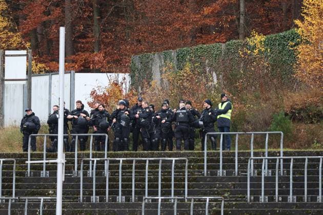 15.11.2025, xrekx, Fussball Regionalliga Suedwest, FC Homburg - SV Sandhausen v.l. Polizei im Block (DFL DFB REGULATIONS PROHIBIT ANY USE OF PHOTOGRAPHS as IMAGE SEQUENCES and or QUASI-VIDEO) Homburg