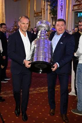 STOCKHOLM, SVERIGE 20251115 Nicklas Lidström och Jari Kurri bär in Stanley Cup-bucklan när Mats Sundin tilldelas Börje Salming Courage Award, som delas ut officiellt i samband med NHL, Eishockey Herren, USA Global Series, vid en gala i spegelsalen pa Grand Hotel i Stockholm under lördagen. STOCKHOLM SVERIGE x10090x