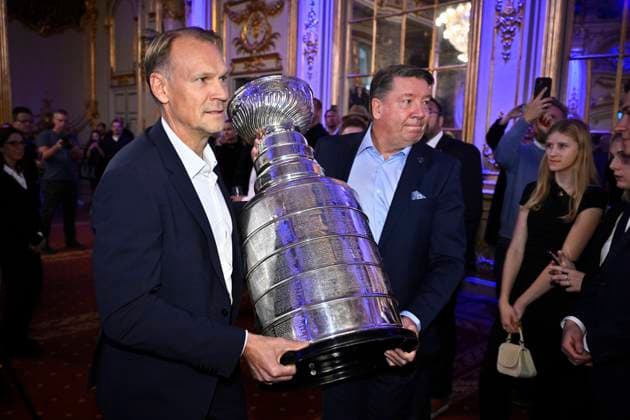 STOCKHOLM, SVERIGE 20251115 Nicklas Lidström och Jari Kurri bär in Stanley Cup-bucklan när Mats Sundin tilldelas Börje Salming Courage Award, som delas ut officiellt i samband med NHL, Eishockey Herren, USA Global Series, vid en gala i spegelsalen pa Grand Hotel i Stockholm under lördagen. STOCKHOLM SVERIGE x10090x