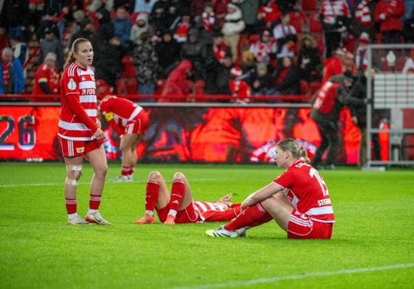 Fußball, Frauen, Saison 2025 2026, DFB-Pokal (Achtelfinale), 1. FC Union Berlin - FC Carl Zeiss Jena, v. l. Ida Heikkinen (1. Frauen 1. FC Union), Judith Steinert (1. Frauen 1. FC Union), Samantha Steuerwald (1. Frauen 1. FC Union), Enttäuschung nach Abpfiff, 15.11. 2025, Copyright: xMatthiasxKochx