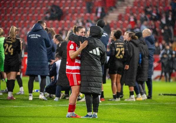 Fußball, Frauen, Saison 2025 2026, DFB-Pokal (Achtelfinale), 1. FC Union Berlin - FC Carl Zeiss Jena, v. l. Dina Orschmann (1. Frauen 1. FC Union), Katja Orschmann (1. Frauen 1. FC Union), Enttäuschung nach Abpfiff, 15.11. 2025, Copyright: xMatthiasxKochx